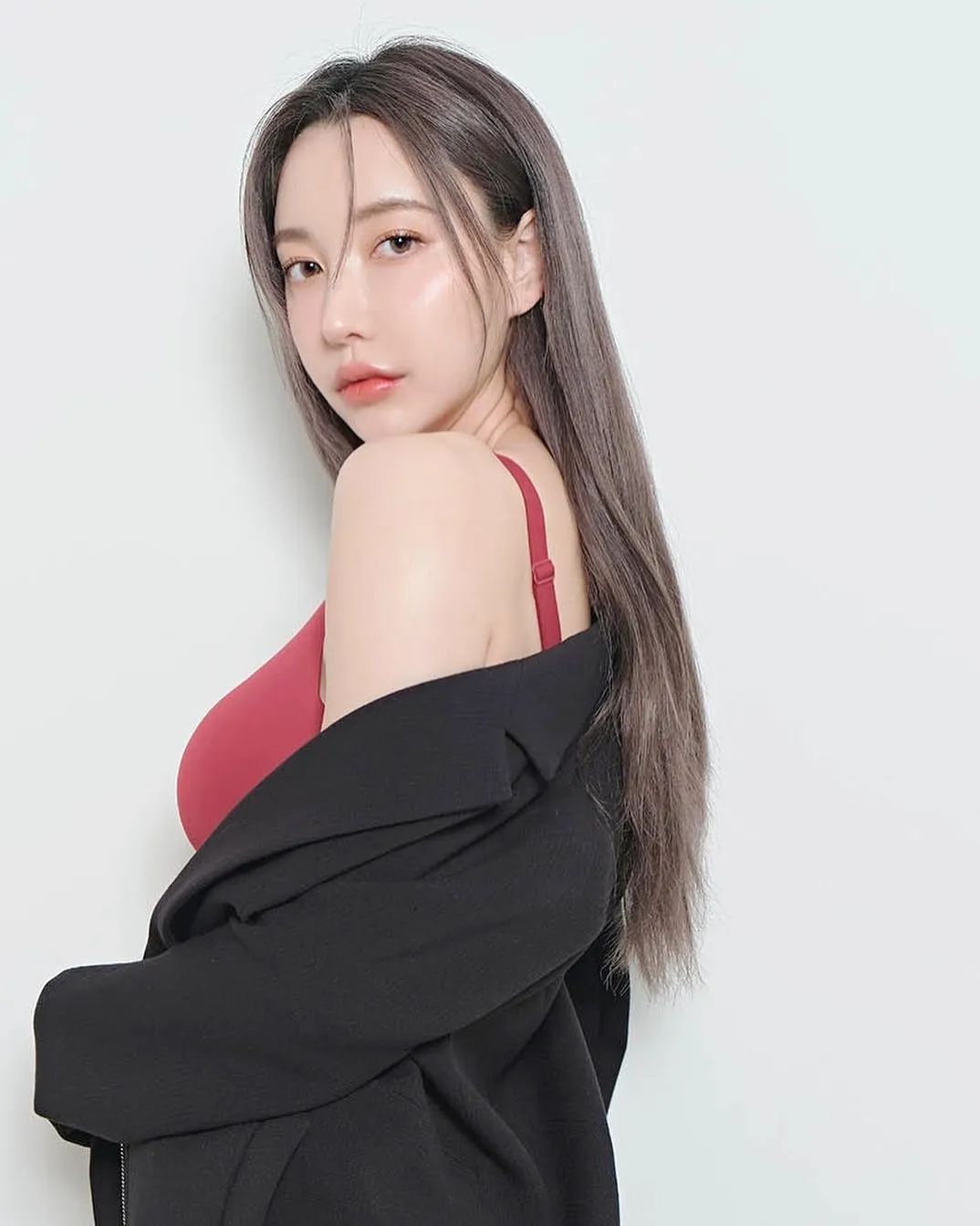 韩国网红yetto，美好身材，大方展示，钟爱紧身衣，却是位宅女_黑(hēi)料正能量