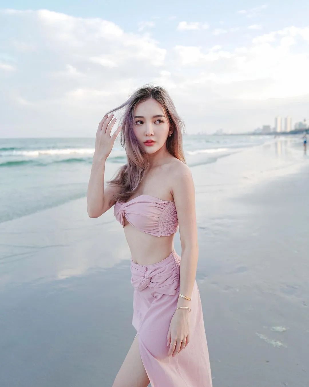 泰国网红rossarineye，风格大胆，大秀身材，完美曲线，惹人喜爱_黑料正能量(liàng)