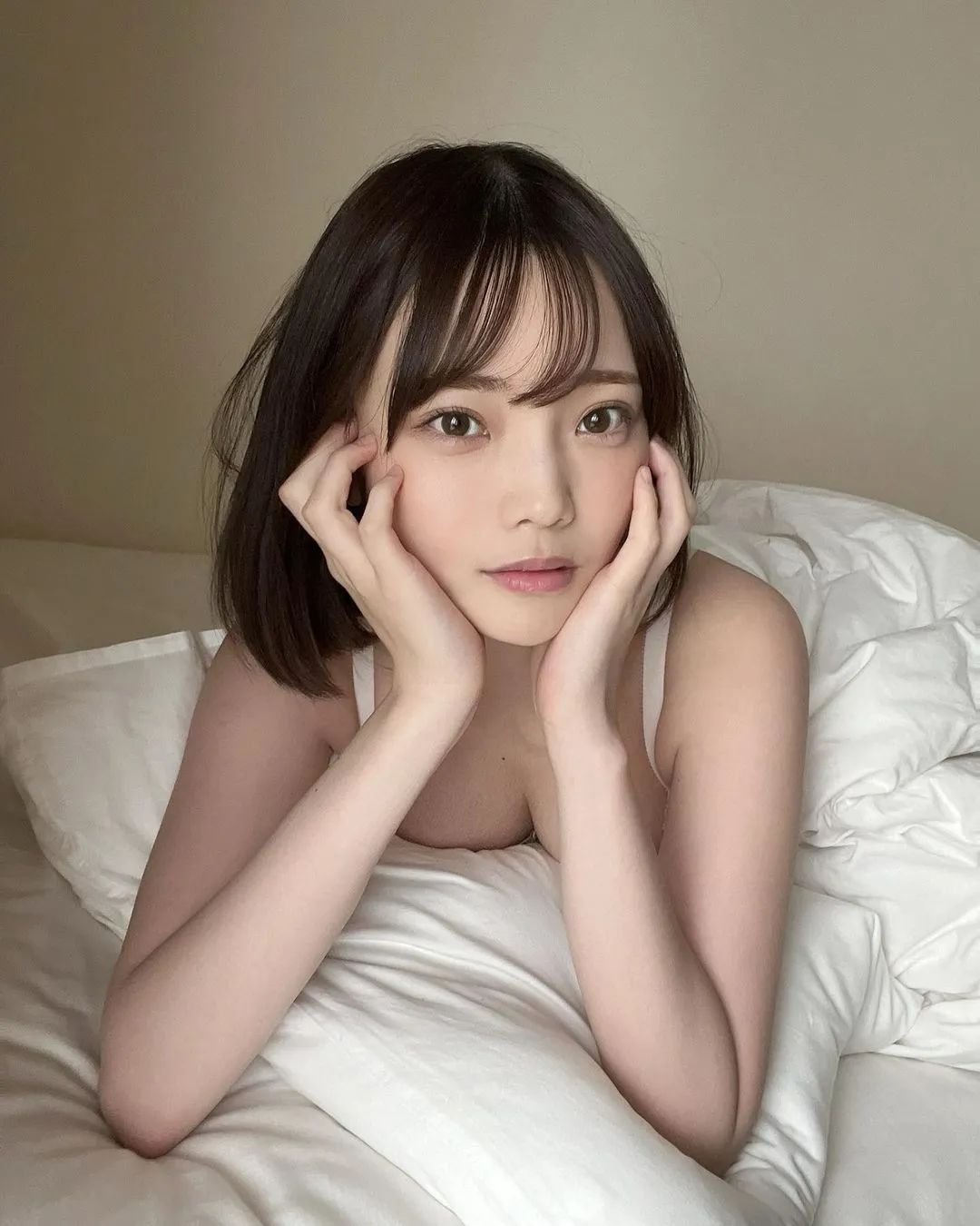 日本模特新谷姬加，白皙皮肤，甜美笑容，单身生活与猫作伴_黑料(liào)正能量