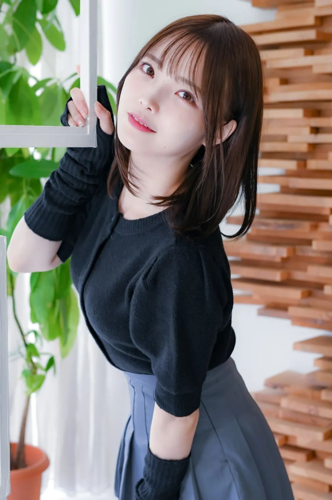 日本模特新谷姬加，白(bái)皙皮肤，甜美笑容，单身生活与猫作伴_黑料正能量