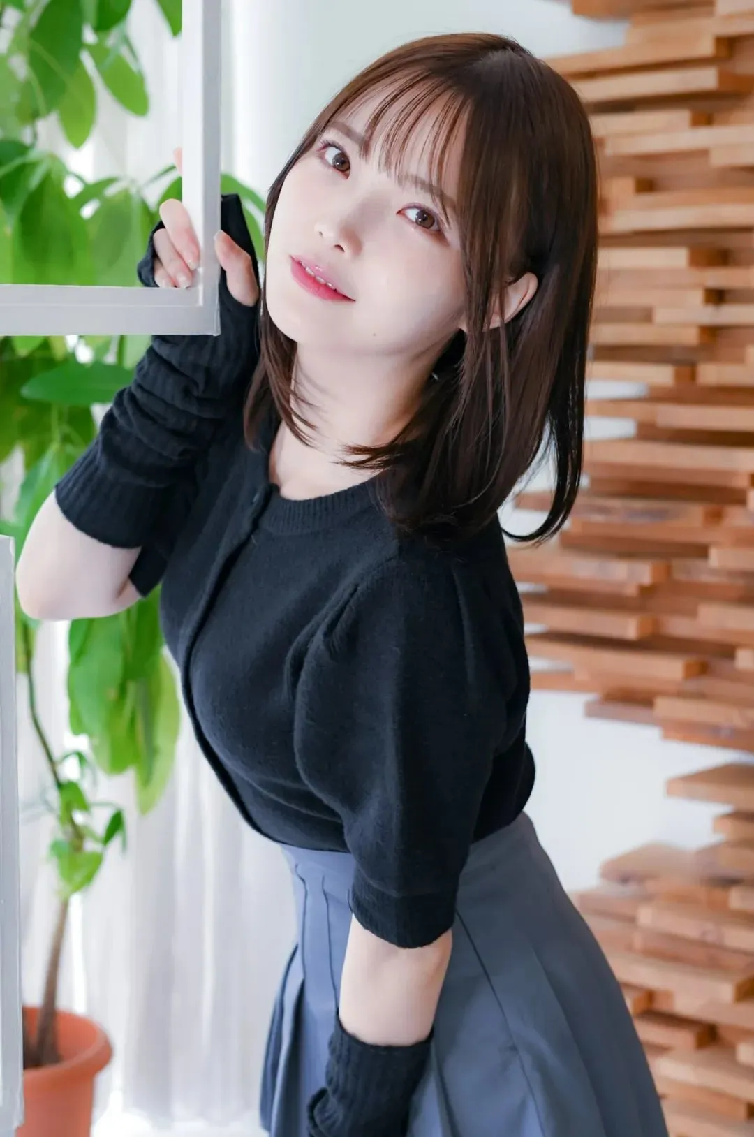日本模特新谷姬加，白皙皮肤，甜美笑容，单身生活与猫作伴_黑料(liào)正能(néng)量