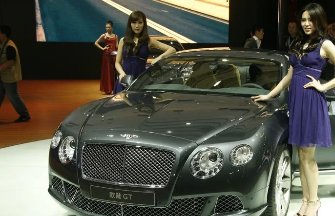 上海宾利车展女销售下蹲高清原图不打码的(de)照片找到了！_黑料正能量