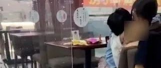 东北某大学情侣,在食堂上演“喂奶”大戏,网友:碗里的菜不香了_无忧印象