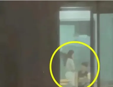 四川传媒学院一对情侣在教室发生关系，7分钟视频泄露！_黑料正能量