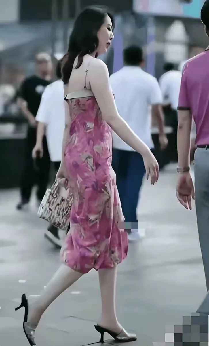 “董小姐”和老总街拍后，同款免(miǎn)职裙销量(liàng)暴涨！街头引发“COS模仿秀”_黑料正能量