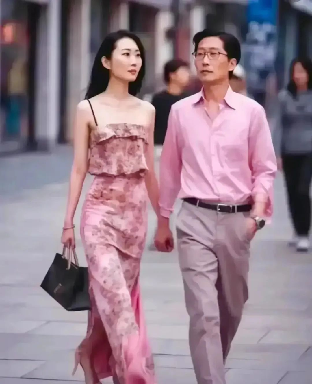 “董小姐”和老总街拍后，同款(kuǎn)免职裙销量暴涨！街头引发“COS模仿秀”_黑料正能量