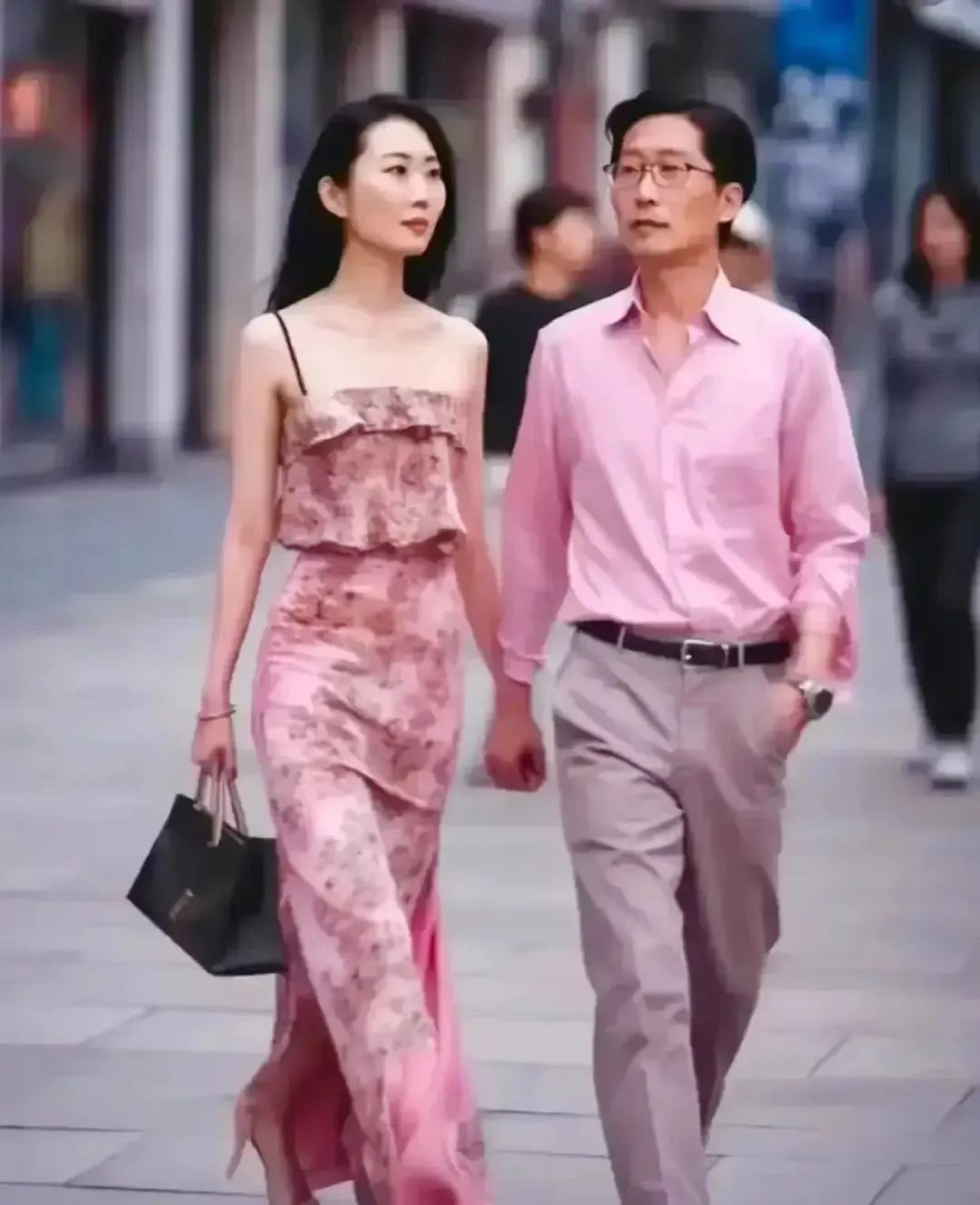 “董小姐”和老(lǎo)总街拍后，同款免职裙销量暴涨！街头引发(fā)“COS模仿秀”_黑料正能量