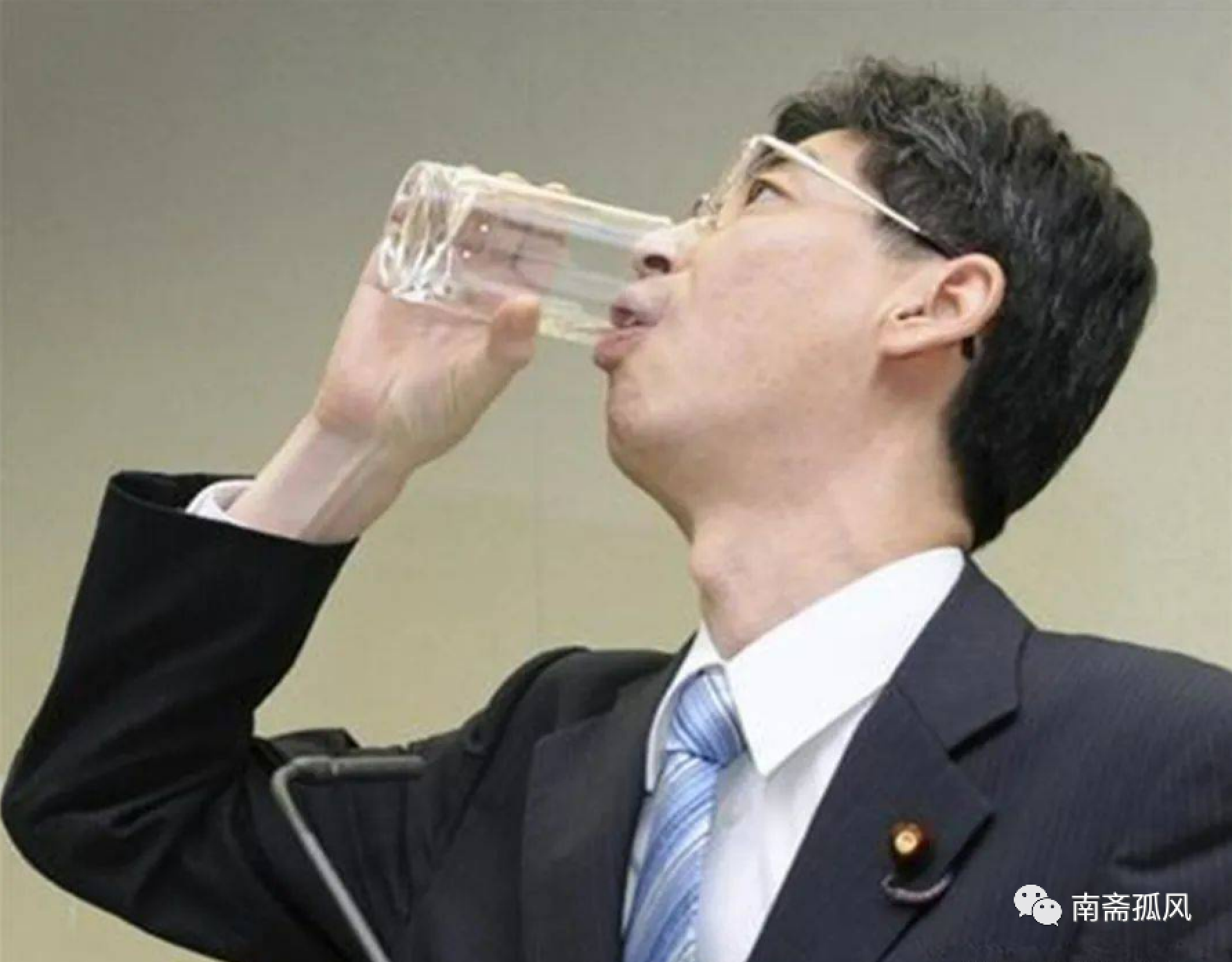 12年前，那(nà)个手腕剧烈颤抖，硬喝了核废水的日本高官，现状如何？_黑料(liào)正能量