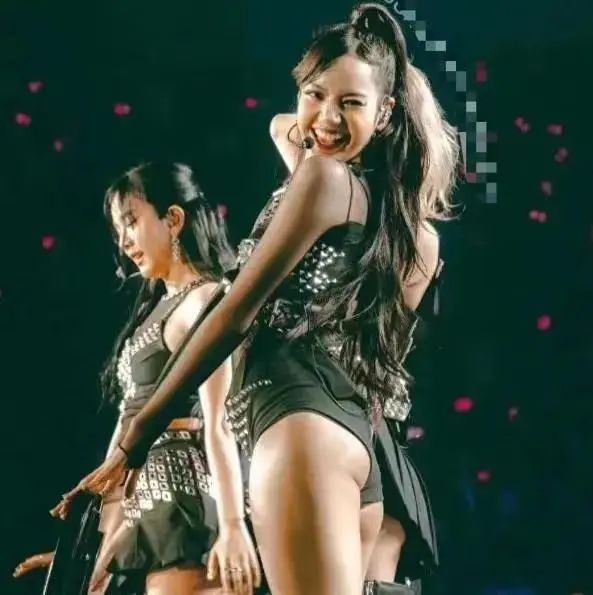 讨好(hǎo)富豪男友，韩国组合BLACK PINK成员Lisa在会所大跳艳舞_黑料正能量