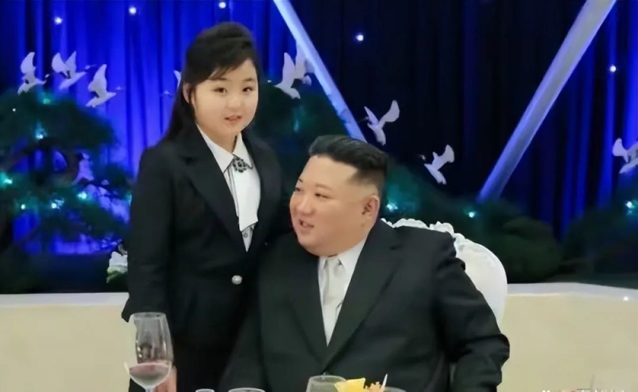 朝鲜10岁第一千金再露面，与母亲气质截然不同，透露的信(xìn)号不容忽(hū)视_黑料正能量