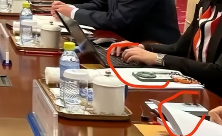 中国团队访美(měi)，直接在会议桌上亮相疑似华为手机_黑料正能量